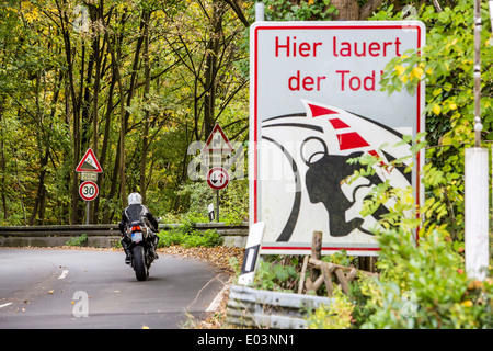 Straßenschild warnt motor Biker eine gefährliche, kurvenreiche Landstraße, wo viele tödliche Unfälle passiert haben. Stockfoto