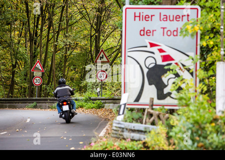 Straßenschild warnt motor Biker eine gefährliche, kurvenreiche Landstraße, wo viele tödliche Unfälle passiert haben. Stockfoto