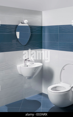 Detail der ein luxuriöses Badezimmer mit modernen Toilette, Waschbecken und Bidet, weißen und blauen Fliesen Stockfoto