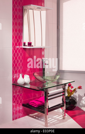 Detail von einem modernen Badezimmer Interieur in rosa und weiß mit Waschbecken aus Glas Stockfoto