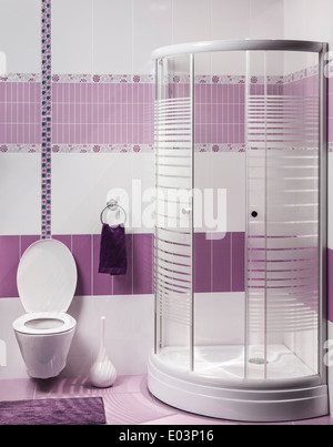 Detail von einem modernen Badezimmer Interieur mit Luxus-Dusche und WC mit lila und weißen Fliesen Stockfoto