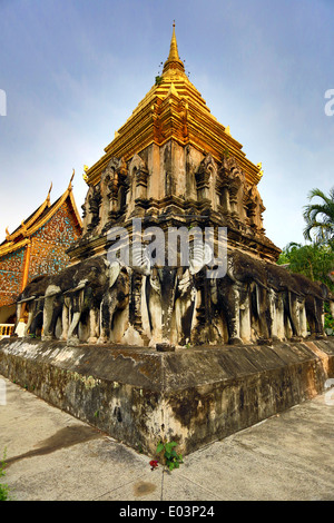 Goldene Turmspitze des Chedi dekoriert mit Elefanten in Wat Chiang Man Tempel in Chiang Mai, Thailand Stockfoto