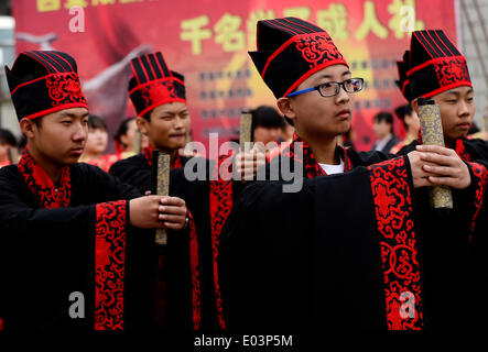 Xi ' an, der chinesischen Provinz Shaanxi. 1. Mai 2014. Schüler der Qing'an High School besuchen eine traditionelle Erwachsenenalter Zeremonie in Xi ' an, Hauptstadt der Nordwesten der chinesischen Provinz Shaanxi, 1. Mai 2014. Studenten in Hanfu, eine traditionelle chinesische Kleidung gekleidet nahmen an der Zeremonie ihr aufwachsen. Bildnachweis: Liu Xiao/Xinhua/Alamy Live-Nachrichten Stockfoto