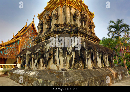 Goldene Turmspitze des Chedi dekoriert mit Elefanten in Wat Chiang Man Tempel in Chiang Mai, Thailand Stockfoto