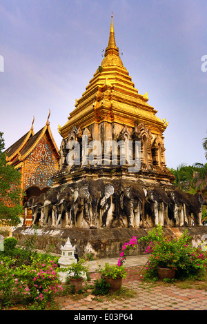 Goldene Turmspitze des Chedi dekoriert mit Elefanten in Wat Chiang Man Tempel in Chiang Mai, Thailand Stockfoto