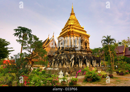 Goldene Turmspitze des Chedi dekoriert mit Elefanten in Wat Chiang Man Tempel in Chiang Mai, Thailand Stockfoto