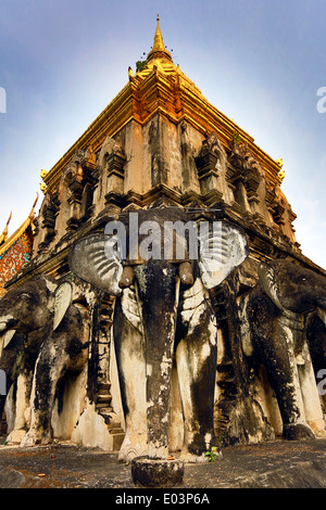 Goldene Turmspitze des Chedi dekoriert mit Elefanten in Wat Chiang Man Tempel in Chiang Mai, Thailand Stockfoto