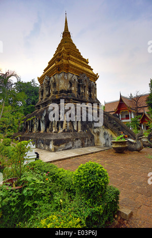 Goldene Turmspitze des Chedi dekoriert mit Elefanten in Wat Chiang Man Tempel in Chiang Mai, Thailand Stockfoto