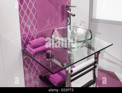 Detail von einem modernen Badezimmer mit luxuriösen Accessoires mit Waschbecken aus Glas Stockfoto