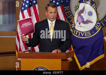 US Sprecher des Hauses John Boehner beschreibt den republikanischen Plan für Amerikas Arbeitsplätze schaffen bei seiner wöchentlichen Pressekonferenz 13. Oktober 2011 in Washington, DC. Stockfoto