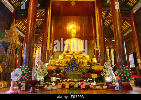 Buddha-Statue im Wat Phan Tao Tempel in Chiang Mai, Thailand Stockfoto