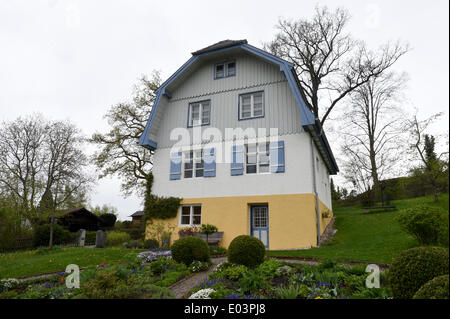 Murnau, Deutschland. 18. April 2014. Ein Blick auf die malerische Muenter House in Murnau, Deutschland, 18. April 2014. Das Haus, auch bekannt als die "russische", war der Sommer Residenz der Künstler Paar Gabriele Muenter (1877-1962) und Wassily Kandinsky (1866-1944) von 1909 bis 1914. Dies ist das Haus, wo Ideen, Konzepte und Kunstwerke gefertigt wurden, wurde berühmt als der blaue Reiter. Nnowadays, ist das Haus ein beliebtes Ausflugsziel für Touristen kunstsinnigen geworden. Foto: Felix Hoerhager/Dpa/Alamy Live News Stockfoto