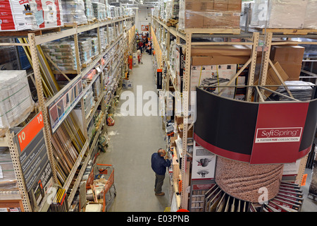 Durch einen Gang in Hone Depot Filiale in Jericho, Long Island, New York anzeigen Stockfoto