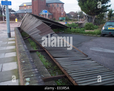 Ein Zaun umgeweht bu hohe Winde in New Malden, London Stockfoto