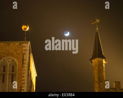 Der Mond gesehen zwischen den Gebäuden auf dem großen Markt, Grote Markt in Brügge, Belgien Stockfoto