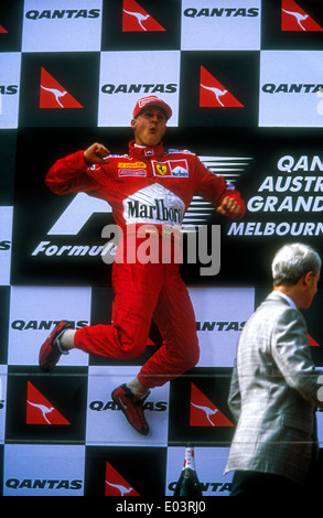 Michael Schumacher feiert nach dem Sieg der 2000 australischen Formel 1 Grand Prix. Stockfoto