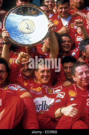 Michael Schumacher feiert nach dem Sieg der 2000 australischen Formel 1 Grand Prix. Stockfoto