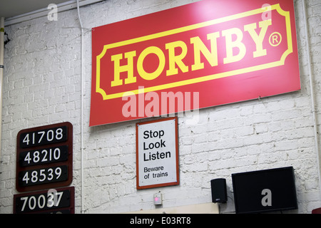 Britisches Model Eisenbahn Marke Hornby Schild an Wand Chesterfield Derbyshire Stockfoto