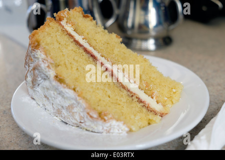 Victoria Schwamm Kuchen auf Teller serviert im Café Derbyshire England Stockfoto