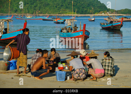 Fischer, die eine Pause vom frühen Morgen arbeiten am Strand. Stockfoto