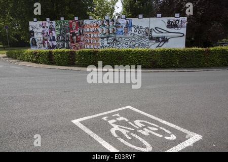 Brüssel, Belgien. 30. April 2014. Ein Banner, wo ist ein Flugzeug zu zeichnen mit Spray und Bilder der Kandidaten zu Wahlen in Watermael-Boistfort Nachbarschaft in Brüssel am 30. April 2014. Ein neuer Weg der Flugzeuge fliegen über Nachbarschaften in der belgischen Hauptstadt, den Plan Whatelet, tauchte plötzlich auf 5. Februar 2014, und wurde von der belgischen Ministers Whatelet Melchior, die es genehmigt umgesetzt. Die neuen Flugrouten, die von Zaventem Flughafen (ganz in der Nähe von Brüssel) Verwendung Startbahn 25R, was bedeutet abzuweichen, dass der Großteil der Flugzeuge die Stadt mit zwei Routen, den Kanal und die Whatelet Affecti überqueren Stockfoto