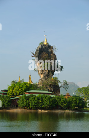 Pagoden auf einem Felsen hoch Finger am Kyauk Kalap Hpa-an. Stockfoto