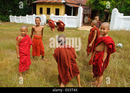 Buddhistischen Novizen versammeln sich um Takraw vor einem Tempel zu spielen. Stockfoto