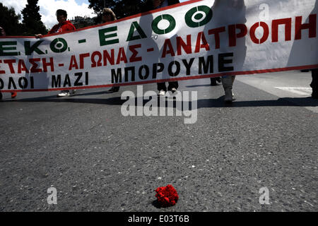 Thessaloniki, Griechenland. 1. Mai 2014. Demonstranten marschieren in zentralen Thessaloniki anlässlich der Mai-Feierlichkeiten am 1. Mai 2014. Tausende Menschen gingen auf die Straßen der Städte rund um Griechenland, traditionellen 1.Mai Arbeiterproteste beizutreten. Thessaloniki, Griechenland am 1. Mai 2014. Bildnachweis: Konstantinos Tsakalidis/Alamy Live-Nachrichten Stockfoto