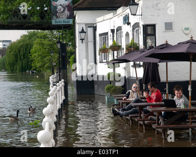 Die überfluteten Biergarten des Bulls Head Pub in Chiswick, London Stockfoto