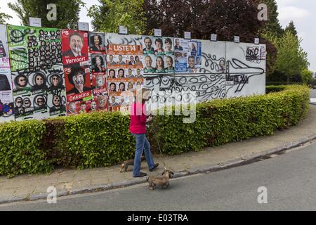 Brüssel, Belgien. 30. April 2014. Ein Mensch lebt in der Nähe ein Banner wo ist ein Flugzeug zu zeichnen mit Spray und Bilder der Kandidaten zu Wahlen in Watermael-Boistfort Nachbarschaft in Brüssel am 30. April 2014. Ein neuer Weg der Flugzeuge fliegen über Nachbarschaften in der belgischen Hauptstadt, den Plan Whatelet, tauchte plötzlich auf 5. Februar 2014, und wurde von der belgischen Ministers Whatelet Melchior, die es genehmigt umgesetzt. Die neuen Flugrouten, die aus Zaventem Flughafen (sehr nahe Brüssel) verwenden Startbahn 25R, was bedeutet, dass der Großteil der Flugzeuge die Stadt mit zwei Routen, den Kanal überqueren und Stockfoto