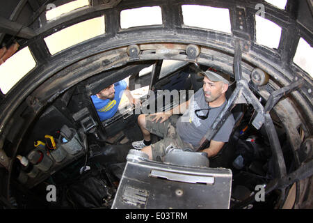 26. April 2014. El Reno "OK". Sean Casey - IMAX Film-Maker/Storm Chaser mit TIV-2 (Tornado abfangen Fahrzeug) als bekommt er startbereit auf einem anderen Tornado IMAX-Film mit der National Geographic in El Reno Oklahoma.Photo durch Gene Blevins/LA DailyNews/ZumaPress (Credit-Bild: © Gene Blevins/ZUMAPRESS.com) Stockfoto