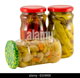Gläser mit marinierten Paprika und Champignon isoliert auf weißem Hintergrund Stockfoto