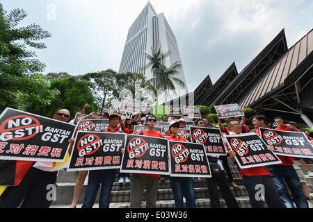 Kuala Lumpur, Malaysia. 1. Mai 2014. Menschen sammeln während einer Protestaktion gegen die Ware und Service Tax (GST), die im Jahr 2015 in Kuala Lumpur, Malaysia, auf 1. Mai 2014 umgesetzt werden. Bildnachweis: Chong Voon Chung/Xinhua/Alamy Live-Nachrichten Stockfoto