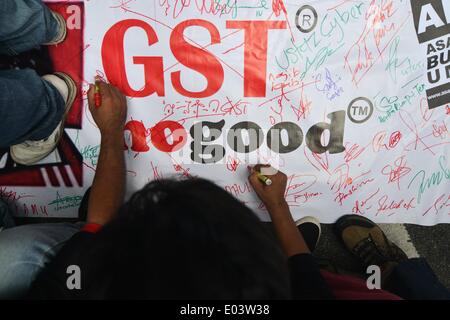 Kuala Lumpur, Malaysia. 1. Mai 2014. Leute melden Sie ihren Namen auf ein Banner während einer Protestaktion gegen die Ware und Service Tax (GST), die im Jahr 2015 in Kuala Lumpur, Malaysia, auf 1. Mai 2014 umgesetzt werden. Bildnachweis: Chong Voon Chung/Xinhua/Alamy Live-Nachrichten Stockfoto