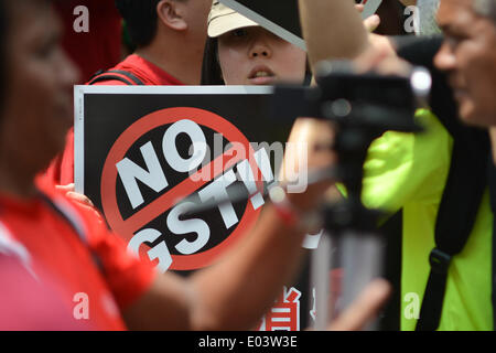 Kuala Lumpur, Malaysia. 1. Mai 2014. Eine Frau hält einen Banner während einer Protestaktion gegen die Ware und Service Tax (GST), die im Jahr 2015 in Kuala Lumpur, Malaysia, auf 1. Mai 2014 umgesetzt werden. Bildnachweis: Chong Voon Chung/Xinhua/Alamy Live-Nachrichten Stockfoto