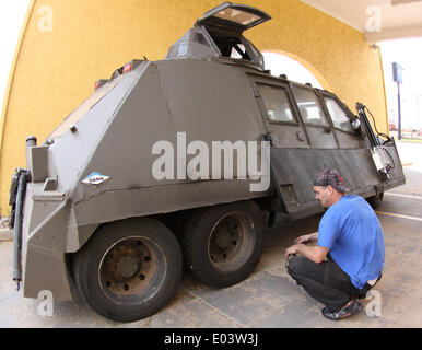 April 26,2014. El Reno "OK". Storm Chaser mit TIV-2 (Tornado abfangen Fahrzeug) Fahrer Jonathan Morrison als sie bekommt auf einem anderen Tornado-IMAX-Film mit der National Geographic in El Reno Oklahoma startbereit. Foto von gen Blevins/LA DailyNews/ZumaPress (Kredit-Bild: © gen Blevins/ZUMAPRESS.com) Stockfoto