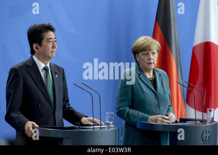 30. April 2014 - Berlin, Deutschland - Berlin, Deutschland. 30. April, gibt 2014.Shinzo Abe, Premierminister von Japan und die deutsche Bundeskanzlerin Angela Merkel eine gemeinsame Pressekonferenz am Kanzleramt in Berlin. / Bild: Shinzo Abe, Premierminister Japans und Bundeskanzlerin Angela Merkel. (Bild Kredit: Reynaldo Paganelli/NurPhoto/ZUMAPRESS.com ©) Stockfoto