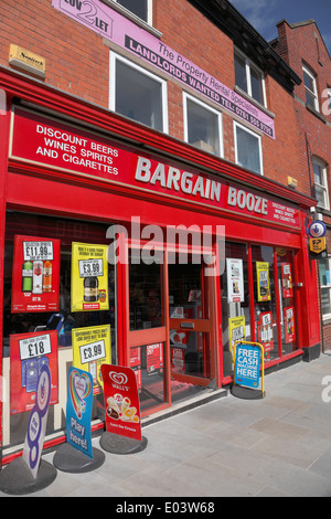 Schnäppchen Schnaps Shop auf der High Street in Lauch Mitarbeiter UK Stockfoto