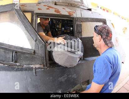 April 26,2014. El Reno Oklahoma... Sean Casey(L) IMAX Film-Maker/Storm Chaser mit TIV-2 (Tornado abfangen Fahrzeug) und Fahrer Jonathan Morrison als sie bekommt auf einem anderen Tornado-IMAX-Film mit der National Geographic in El Reno Oklahoma startbereit... Foto von gen Blevins/LA DailyNews/ZumaPress (Kredit-Bild: © gen Blevins/ZUMAPRESS.com) Stockfoto