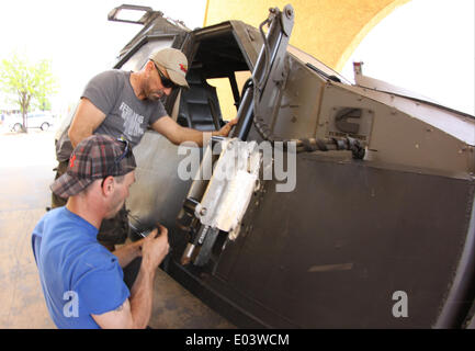 April 26,2014. El Reno "OK".   Sean Casey(L) IMAX Film-Maker/Storm Chaser mit TIV-2 (Tornado abfangen Fahrzeug) und Fahrer Jonathon Morrison als sie bekommt auf einem anderen Tornado-IMAX-Film mit der National Geographic in El Reno Oklahoma startbereit. Foto von gen Blevins/LA DailyNews/ZumaPress (Kredit-Bild: © gen Blevins/ZUMAPRESS.com) Stockfoto