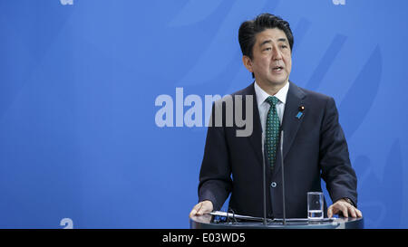 30. April 2014 - Berlin, Deutschland - Berlin, Deutschland. 30. April 2014. Shinzo Abe, Premierminister von Japan und die deutsche Bundeskanzlerin Angela Merkel gibt eine gemeinsame Pressekonferenz am Kanzleramt in Berlin. / Bild: Shinzo Abe, Premierminister von Japan (Kredit-Bild: © Reynaldo Paganelli/NurPhoto/ZUMAPRESS.com) Stockfoto