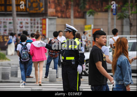 Shenzhen, China Guangdong Provinz. 1. Mai 2014. Ein Verkehrspolizist arbeitet die Dameisha Landschaft vor Ort in Shenzhen, Guangdong Provinz Süd-China, 1. Mai 2014. © Mao Siqian/Xinhua/Alamy Live-Nachrichten Stockfoto