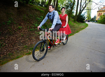 Paar junger Mann und Frau mit dem Tandem-Fahrrad Radfahren im park Stockfoto