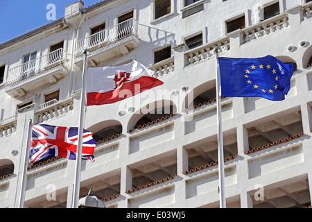 Flaggen von Großbritannien, Gibraltar und Europäische Union fliegen in Gibraltar Stockfoto