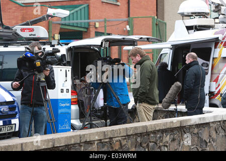 Antrim, Nordirland, Vereinigtes Königreich. 1. Mai 2014. Mitglieder der Presse versammeln sich vor der Polizei (Police Service of Northern Ireland) Antrim Stockfoto