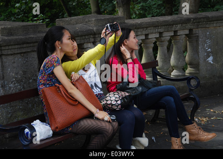 Asiatische junge Frauen, die die Selbstporträt Stockfoto