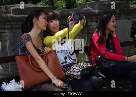 Asiatische junge Frauen, die die Selbstporträt Stockfoto