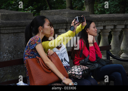 Asiatische junge Frauen, die die Selbstporträt in Oxford United Kingdom Stockfoto