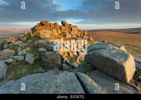 Frühling Sonnenuntergang am West-Mühle-Tor in der Nähe von Okehampton, Dartmoor, Devon, England. Stockfoto