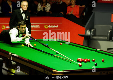 Sheffield, UK. 1. Mai 2014. Ronnie O'Sullivan in Aktion gegen Barry Hawkins bei 2014 Dafabet World Snooker Championship Halbfinale 1. Sitzungen (am besten von 33 Frames gespielt mehr als 4 Sitzungen), Crucible Theatre in Sheffield, Yorkshire, England. Bildnachweis: Aktion Plus Sport/Alamy Live-Nachrichten Stockfoto